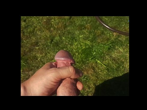 ❤️ Hottie si fa scopare a figa rosa è cums cun un squirt in un giardinu d'estate ️ Video cazzo à noi ❌️