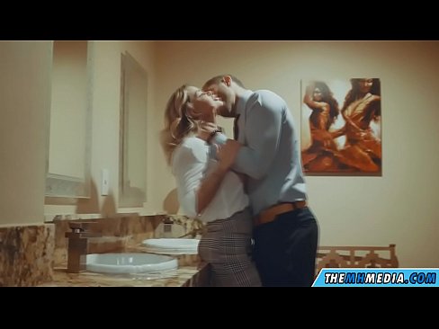 ❤️ Quandu una bionda tettona ti seduce in un bagnu publicu ️ Video cazzo  à noi ❌️